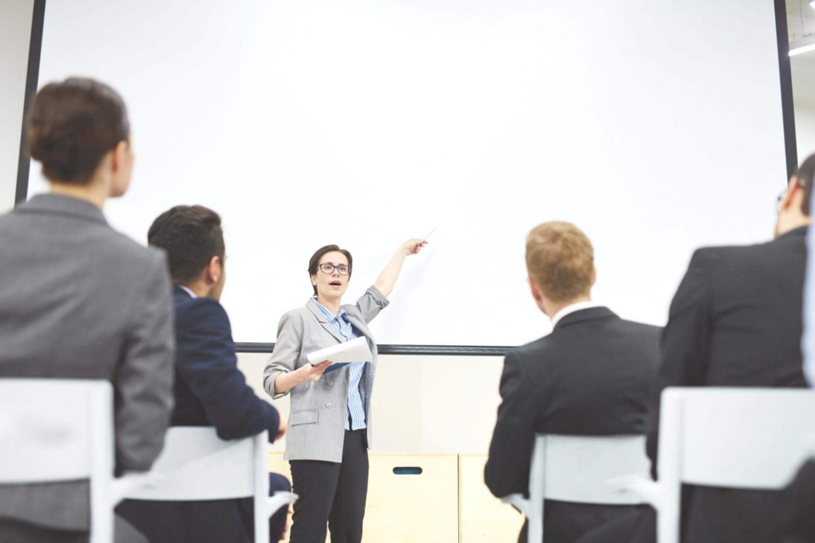 Participantes analizando estrategias de inversión